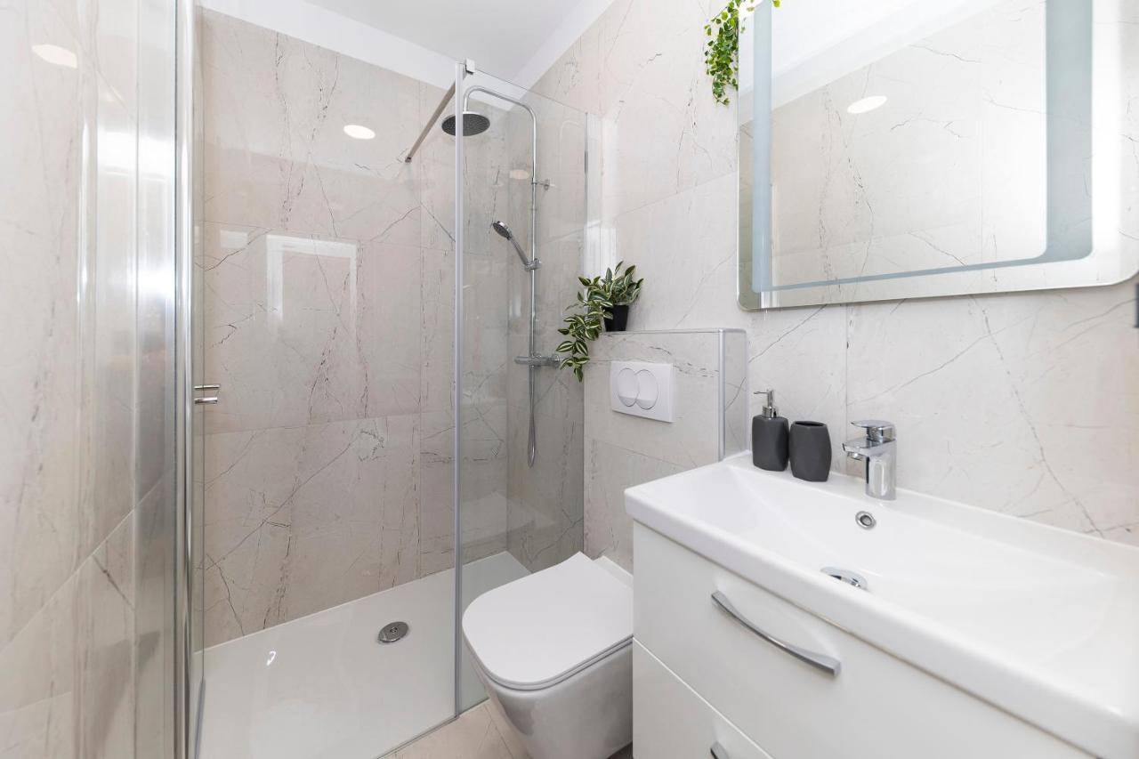 Apartment Marianne , Parking Free , 2 Bedroom & 2 Bathroom , Modern & Cozy Zadar Buitenkant foto